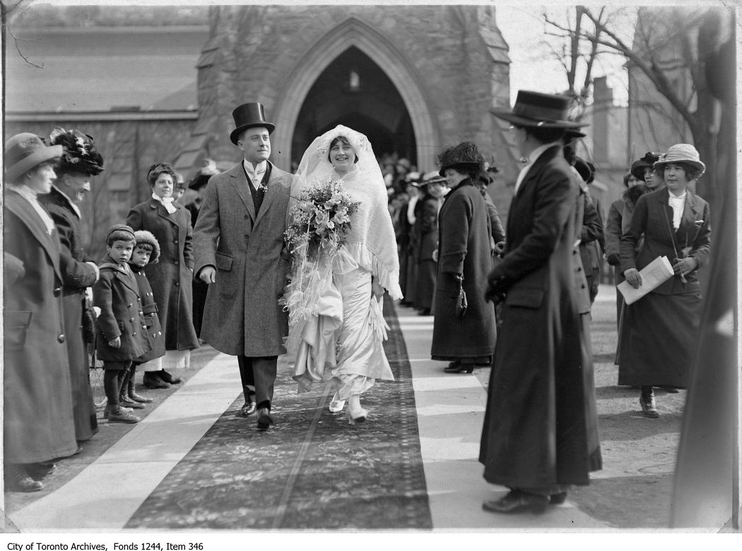 1913 - Bridal couple leaving St. Paul's Church