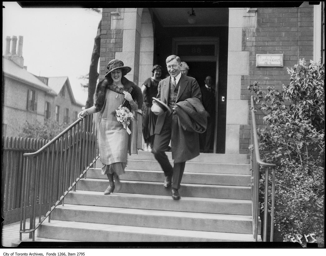 1924 - Banting wedding, bride and groom coming out