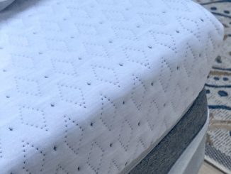 Featured image for an article of the Queen sized Endy Mattress in a cabin with a floor rug in the background