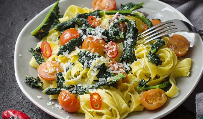 Recipe for Warm Tomato and Kale Pasta 