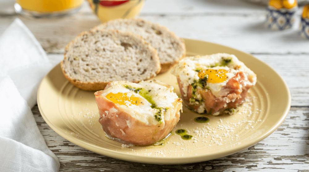 Recipe for Cheesy Breakfast Egg Bites with Prosciutto and Pesto