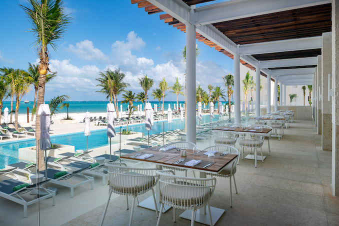 Lounge and pool at Meliá Casa Mayato in Cancun